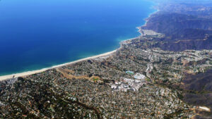 Aerial photo of Pacific Palisades, a residential area of ​​Los Angeles near the ocean and the Santa Monica Mountains